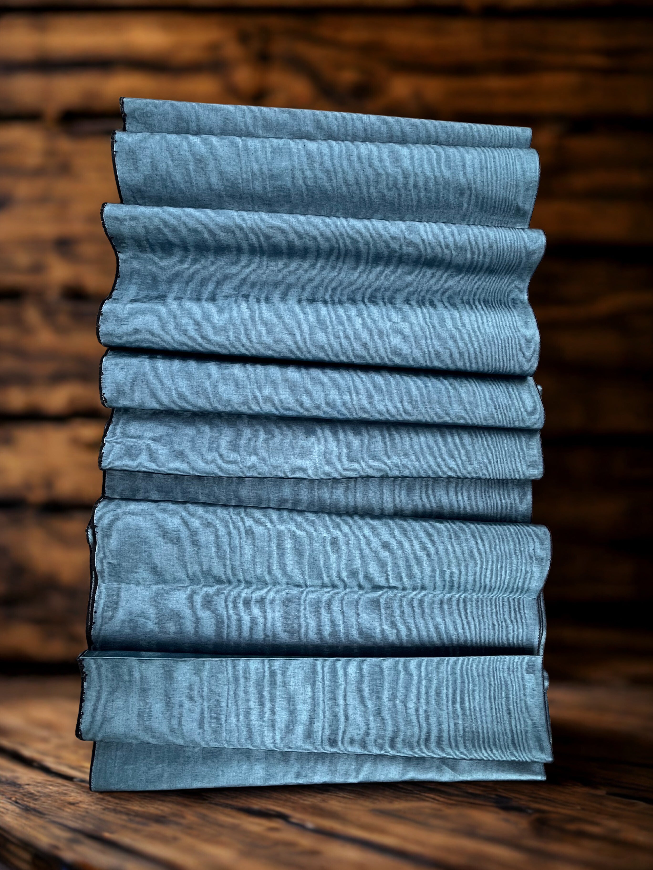 Tapisserie d'ameublement luxueuse en soie bleue pour tête de lit ottomane, tissus d'intérieur pour textiles de maison : housses d'oreiller, motifs inspirés du kimono, motifs en filigrane.