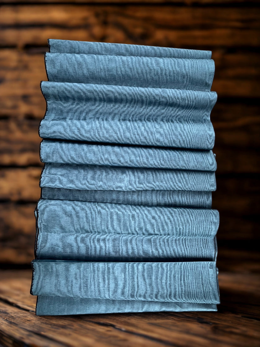 Tapisserie d'ameublement luxueuse en soie bleue pour tête de lit ottomane, tissus d'intérieur pour textiles de maison : housses d'oreiller, motifs inspirés du kimono, motifs en filigrane.