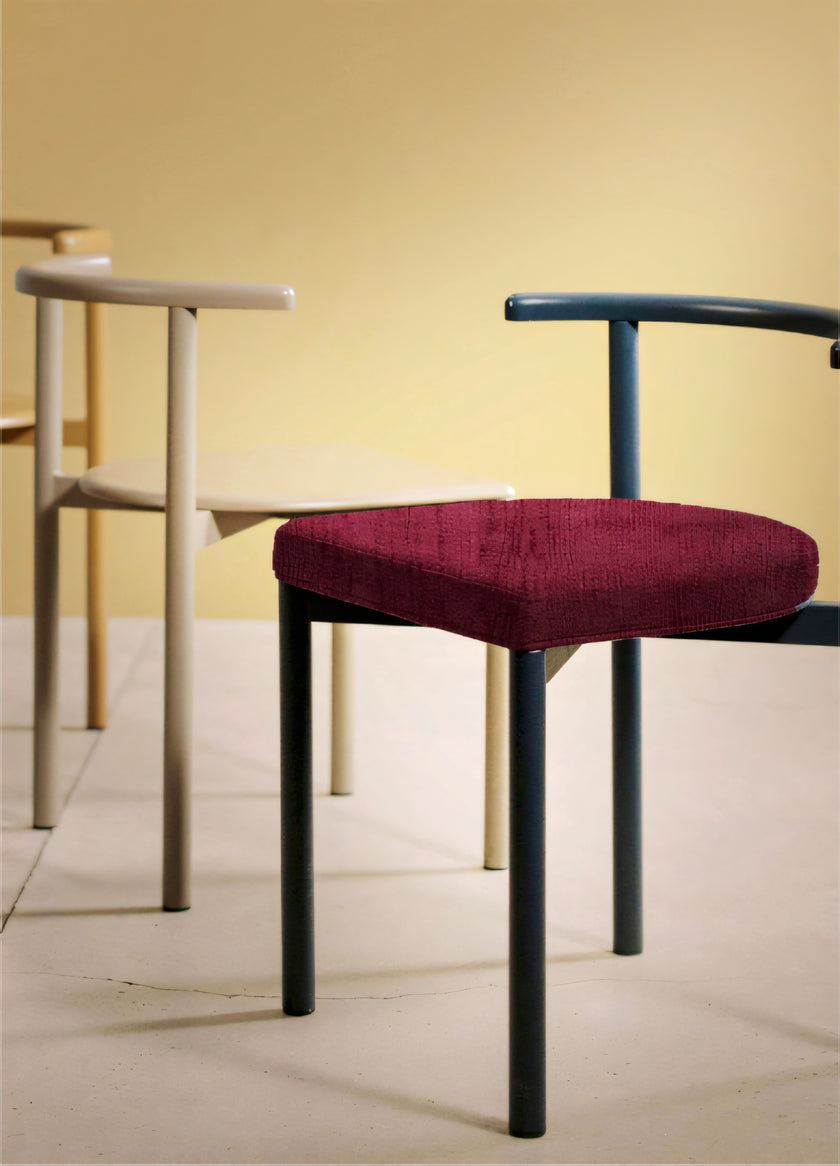 Tapisserie d'ameublement luxueuse en soie rouge pour tête de lit ottomane, tissus d'intérieur pour textiles de maison : housses d'oreiller, motifs inspirés du kimono, motifs en filigrane.