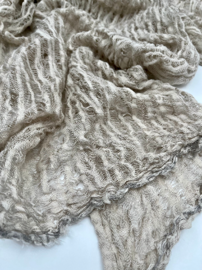 Tissus naturels uniques couleur pierre : mélange de lin en coton funky, transparent et texturé | Tissus spéciaux de qualité avec texture 3D pour les créations estivales.