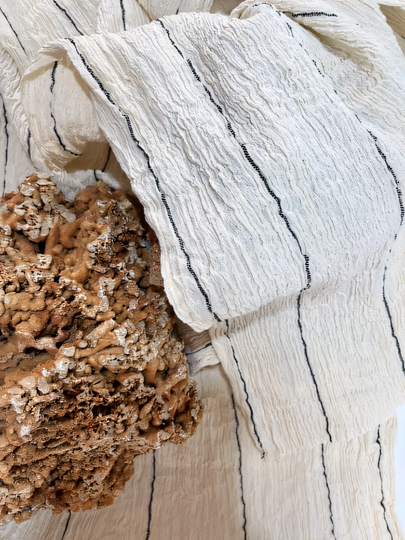 Tissu en coton froissé extensible neutre, surface texturée, tissu en coton ivoire blanc cassé
