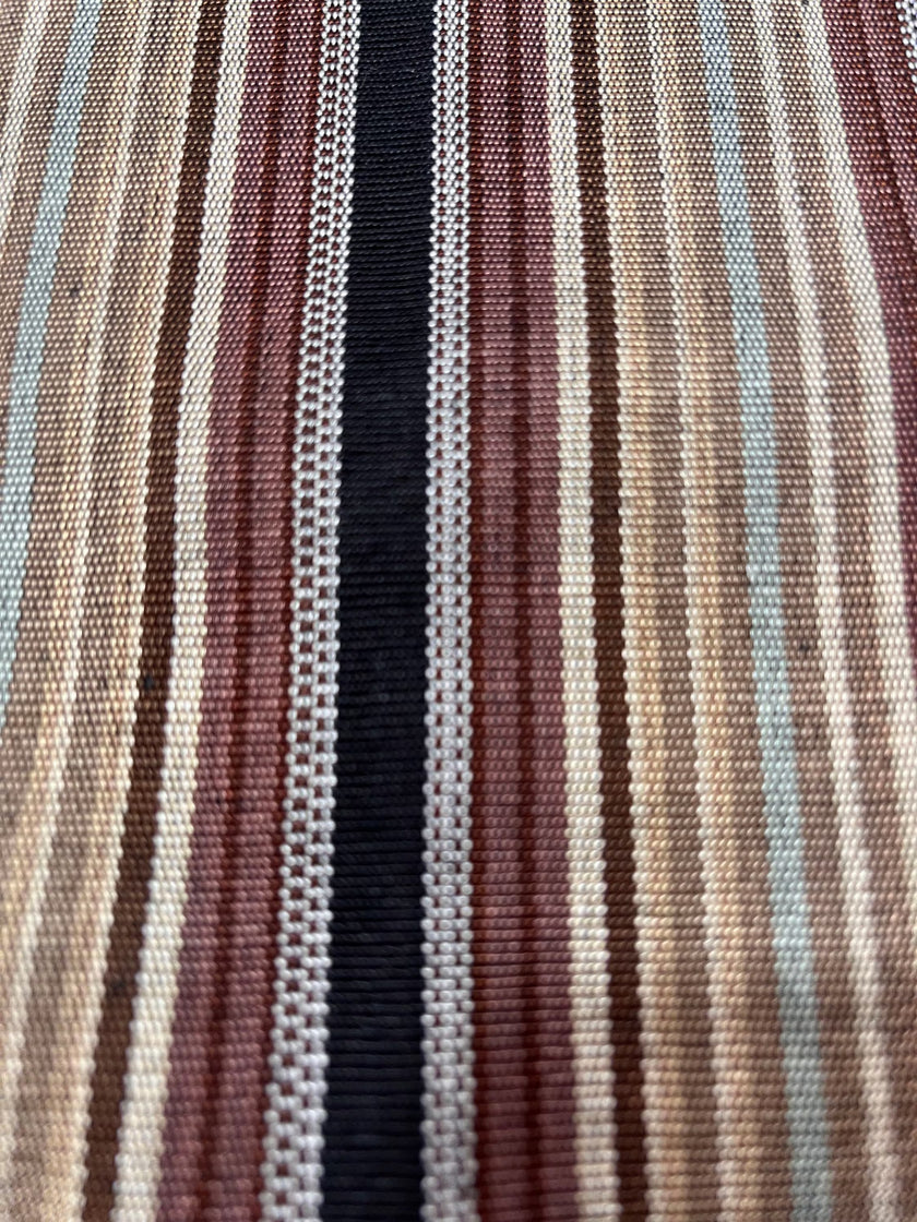 Rembourrage luxueux en soie rayé bleu bordeaux pour tête de lit ottoman, tissus d'intérieur pour textiles de maison : housses d'oreiller, motifs inspirés du kimono, motifs en filigrane.