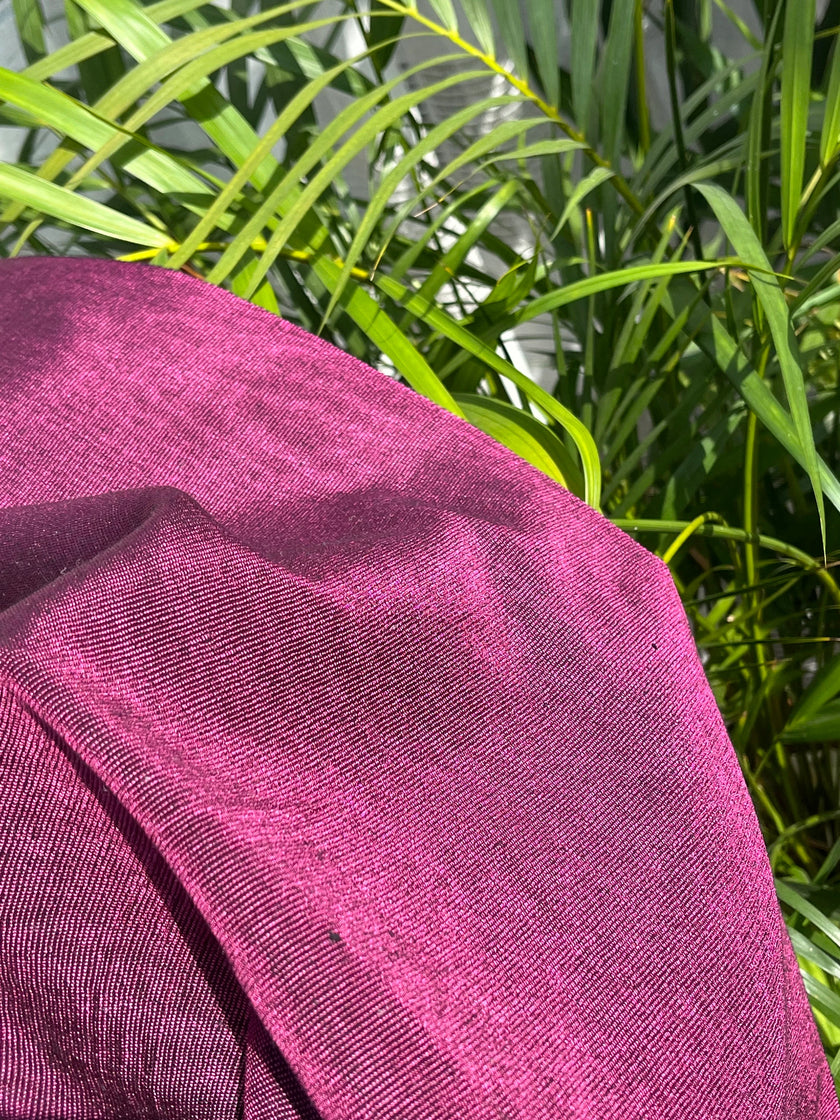 Rembourrage luxueux en soie rose cyclamen pour tête de lit ottoman, tissus d'intérieur pour textiles de maison : housses d'oreiller, motifs inspirés du kimono, motifs en filigrane.