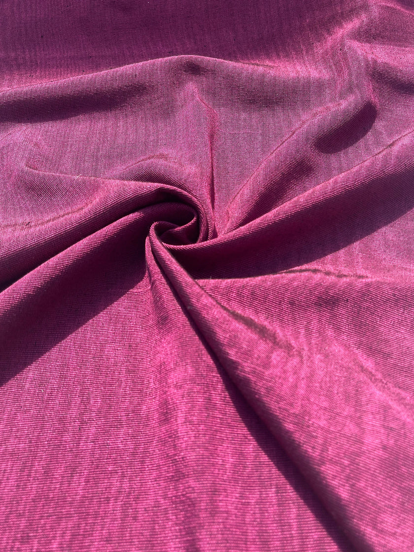 Rembourrage luxueux en soie rose cyclamen pour tête de lit ottoman, tissus d'intérieur pour textiles de maison : housses d'oreiller, motifs inspirés du kimono, motifs en filigrane.