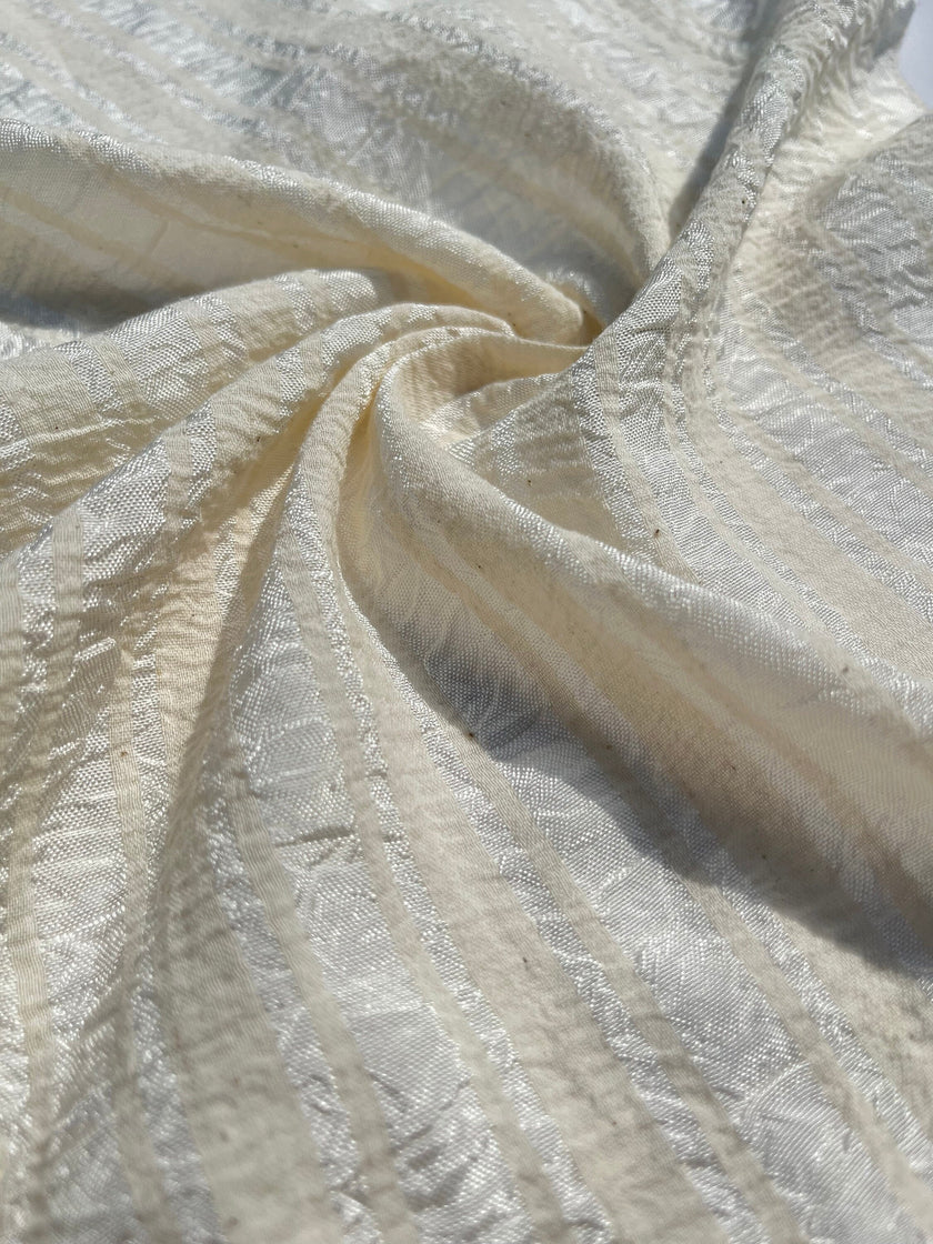 Doğadan Esinlenen Bir Stil İçin Çizgili ve Dokulu İpek Keten Kumaşlar