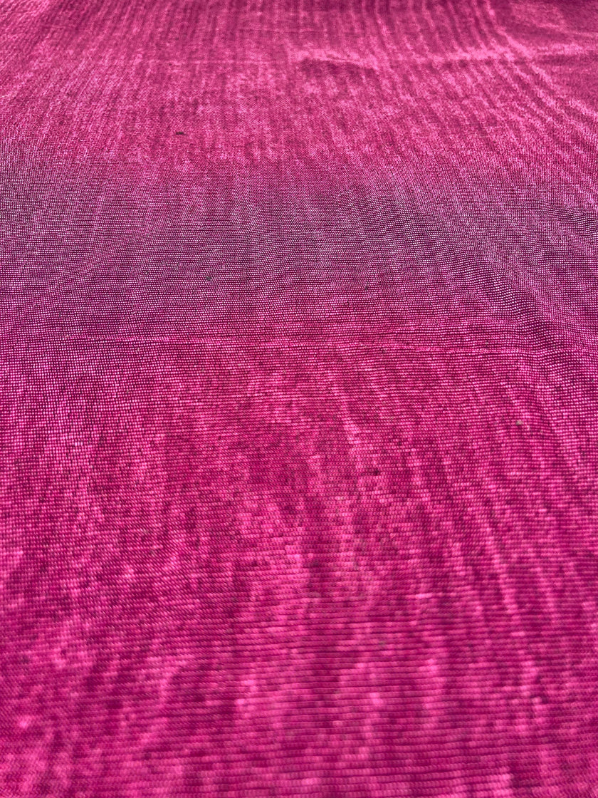 Rembourrage luxueux en soie rose cyclamen pour tête de lit ottoman, tissus d'intérieur pour textiles de maison : housses d'oreiller, motifs inspirés du kimono, motifs en filigrane.