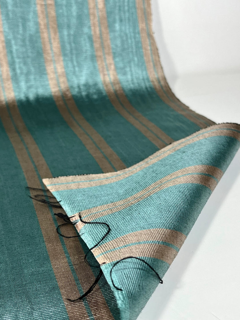 Rembourrage luxueux en soie à rayures bleu argenté pour tête de lit ottoman, tissus d'intérieur pour textiles de maison : housses d'oreiller, motifs inspirés du kimono, motifs en filigrane.