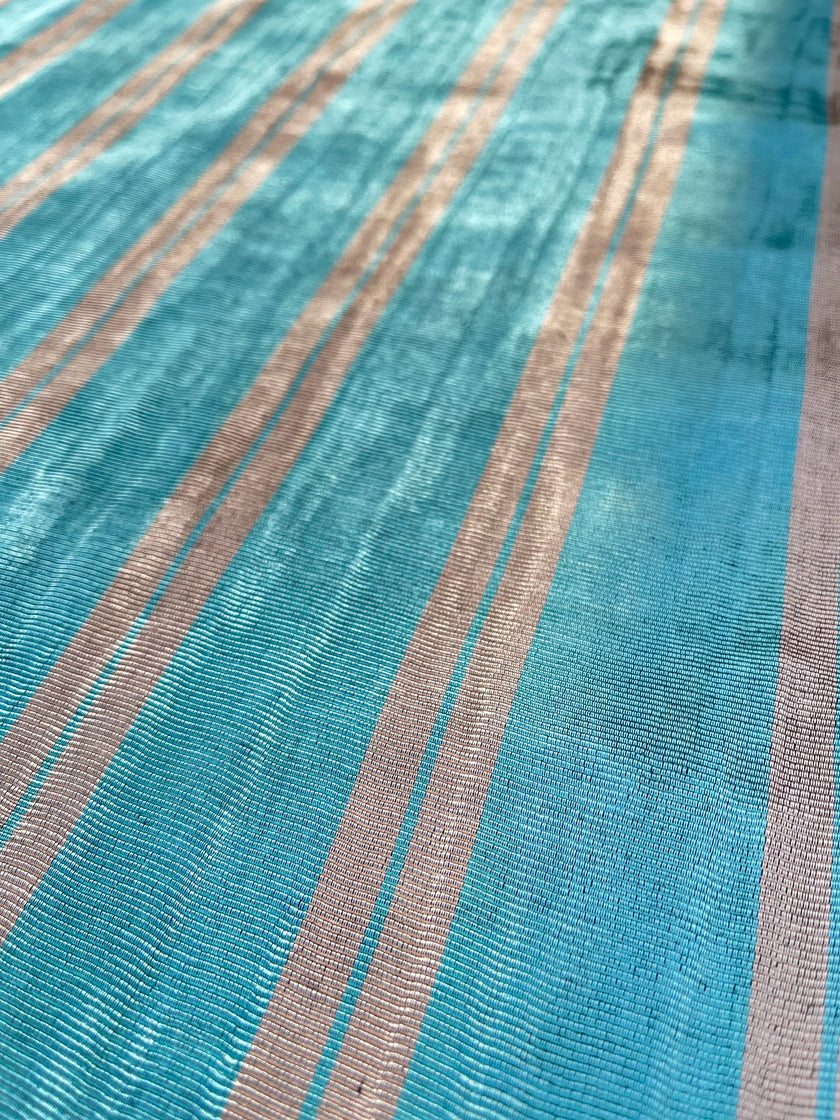 Rembourrage luxueux en soie à rayures bleu argenté pour tête de lit ottoman, tissus d'intérieur pour textiles de maison : housses d'oreiller, motifs inspirés du kimono, motifs en filigrane.