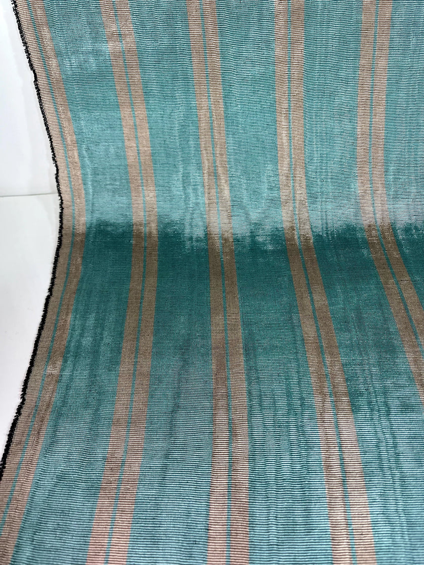 Rembourrage luxueux en soie à rayures bleu argenté pour tête de lit ottoman, tissus d'intérieur pour textiles de maison : housses d'oreiller, motifs inspirés du kimono, motifs en filigrane.