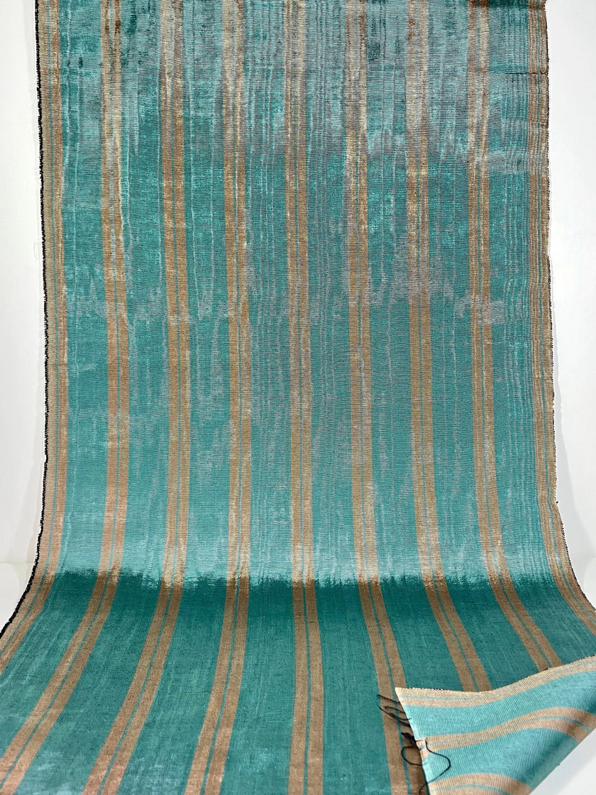 Rembourrage luxueux en soie à rayures bleu argenté pour tête de lit ottoman, tissus d'intérieur pour textiles de maison : housses d'oreiller, motifs inspirés du kimono, motifs en filigrane.