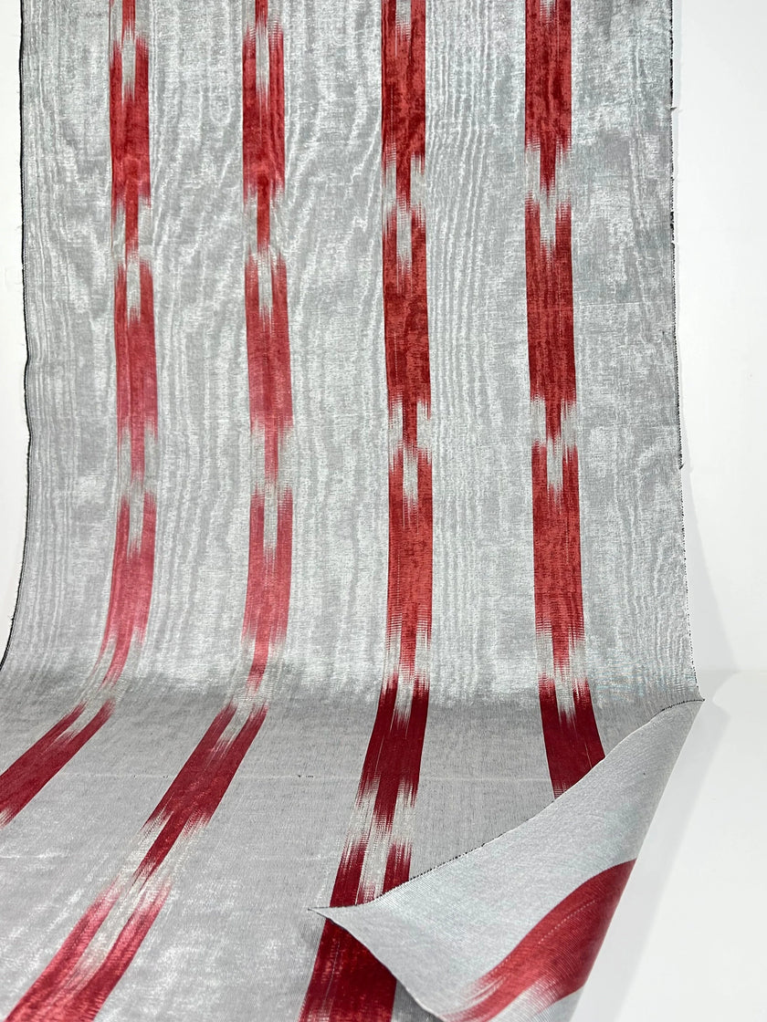 Rembourrage luxueux en soie à rayures rouges Ikat Siver pour tête de lit ottoman, tissus d'intérieur pour textiles de maison : housses d'oreiller, motifs inspirés du kimono, motifs en filigrane.