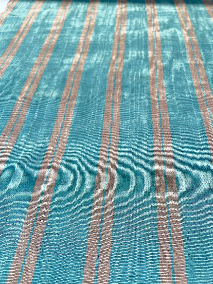 Rembourrage luxueux en soie à rayures bleu argenté pour tête de lit ottoman, tissus d'intérieur pour textiles de maison : housses d'oreiller, motifs inspirés du kimono, motifs en filigrane.