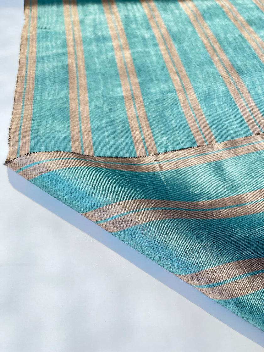 Rembourrage luxueux en soie à rayures bleu argenté pour tête de lit ottoman, tissus d'intérieur pour textiles de maison : housses d'oreiller, motifs inspirés du kimono, motifs en filigrane.