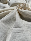 Tissu de gaze froissé de couleur ivoire neutre non blanchi, tissu Sile. Tissu Sile.