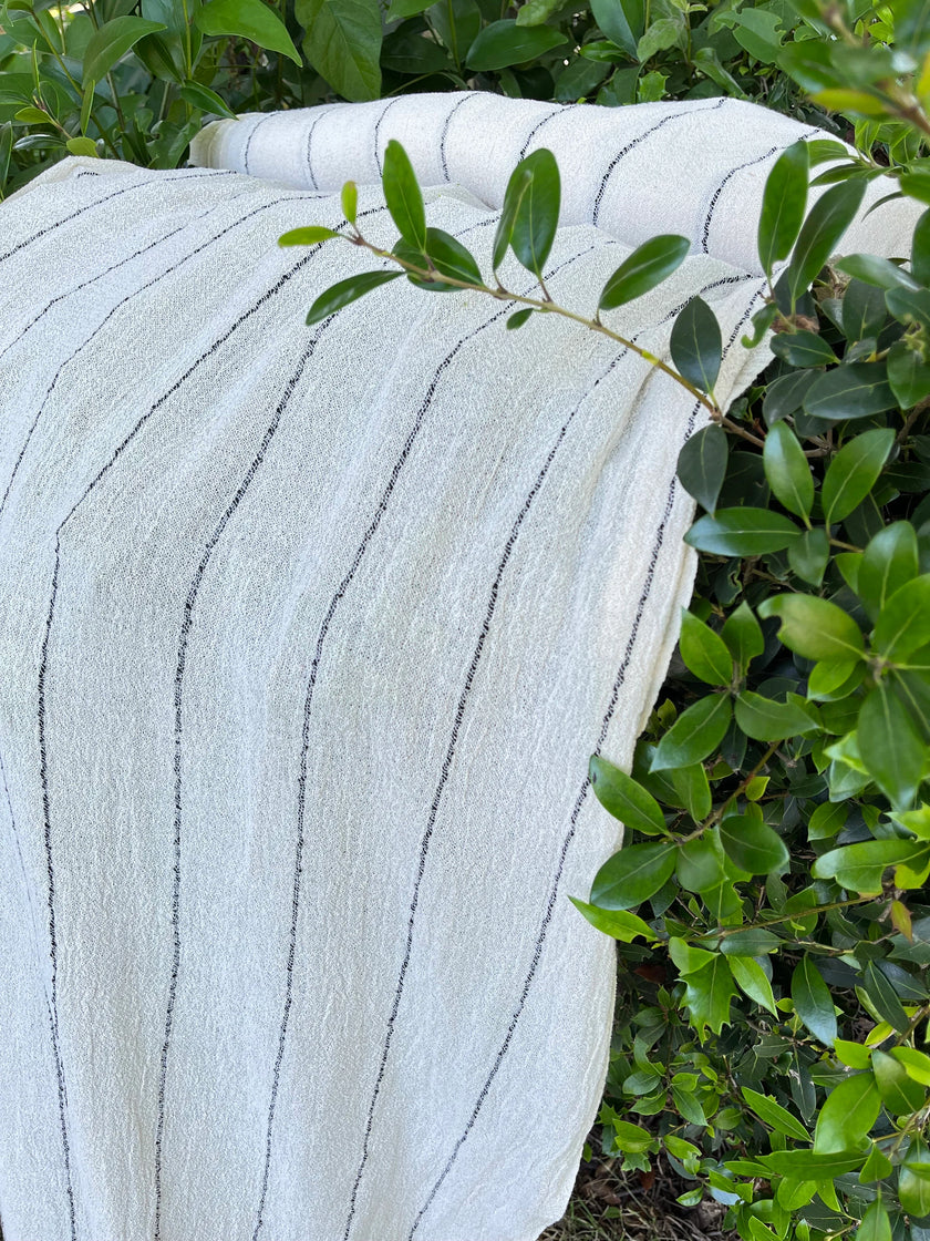 Özel Dokulu Türk Pamuğu Buruşuk Kumaş: Kimono Yazlık Elbiseler, Yenidoğan Kıyafetleri İçin Benzersiz Kalite | Tül, Şeffaf ve Esnek Siyah - Beyaz Çizgili Seçenekler.