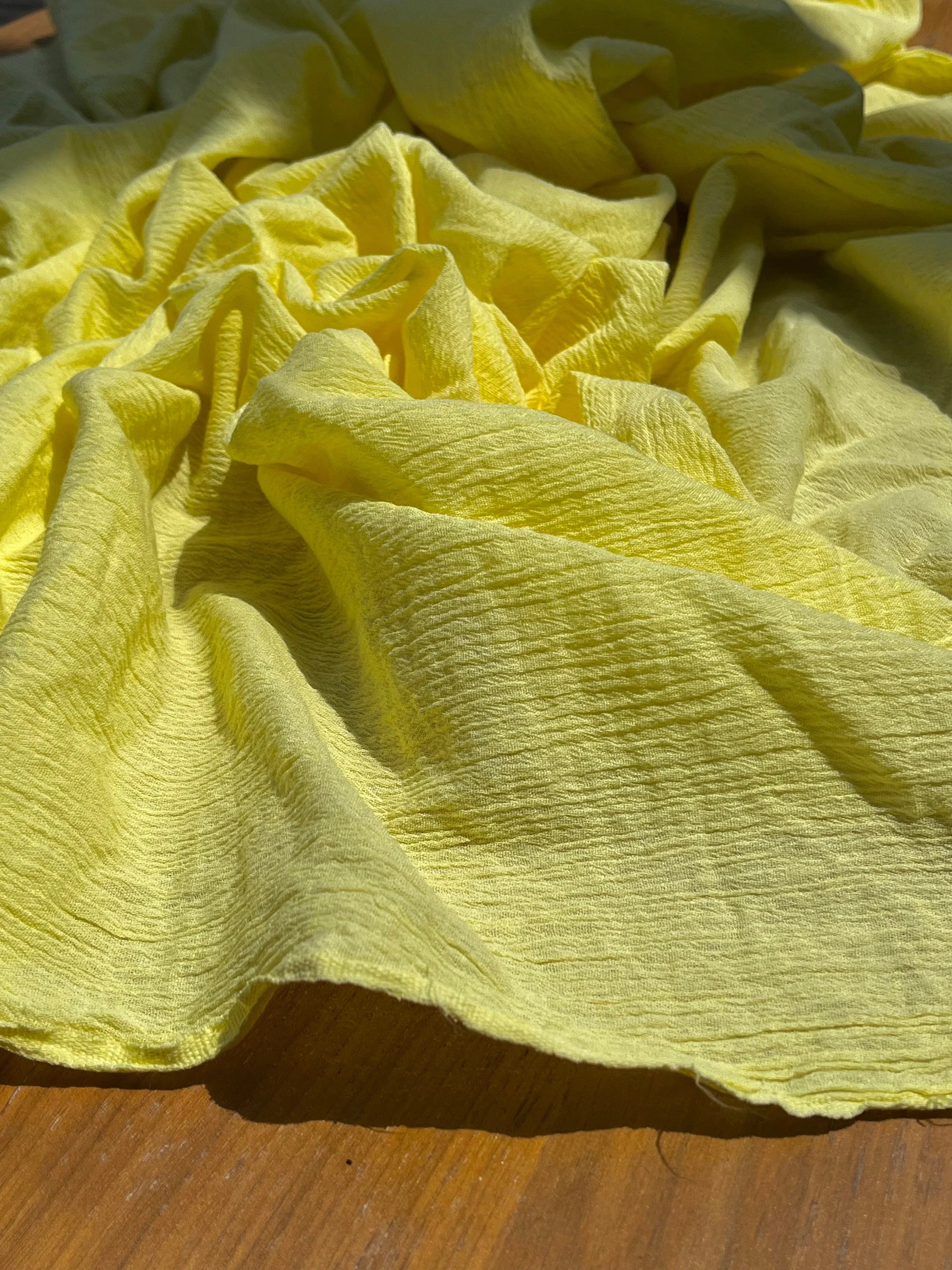 Tissu de gaze froissé, options multicolores disponibles, tissu Sile. Tissu Sile.
