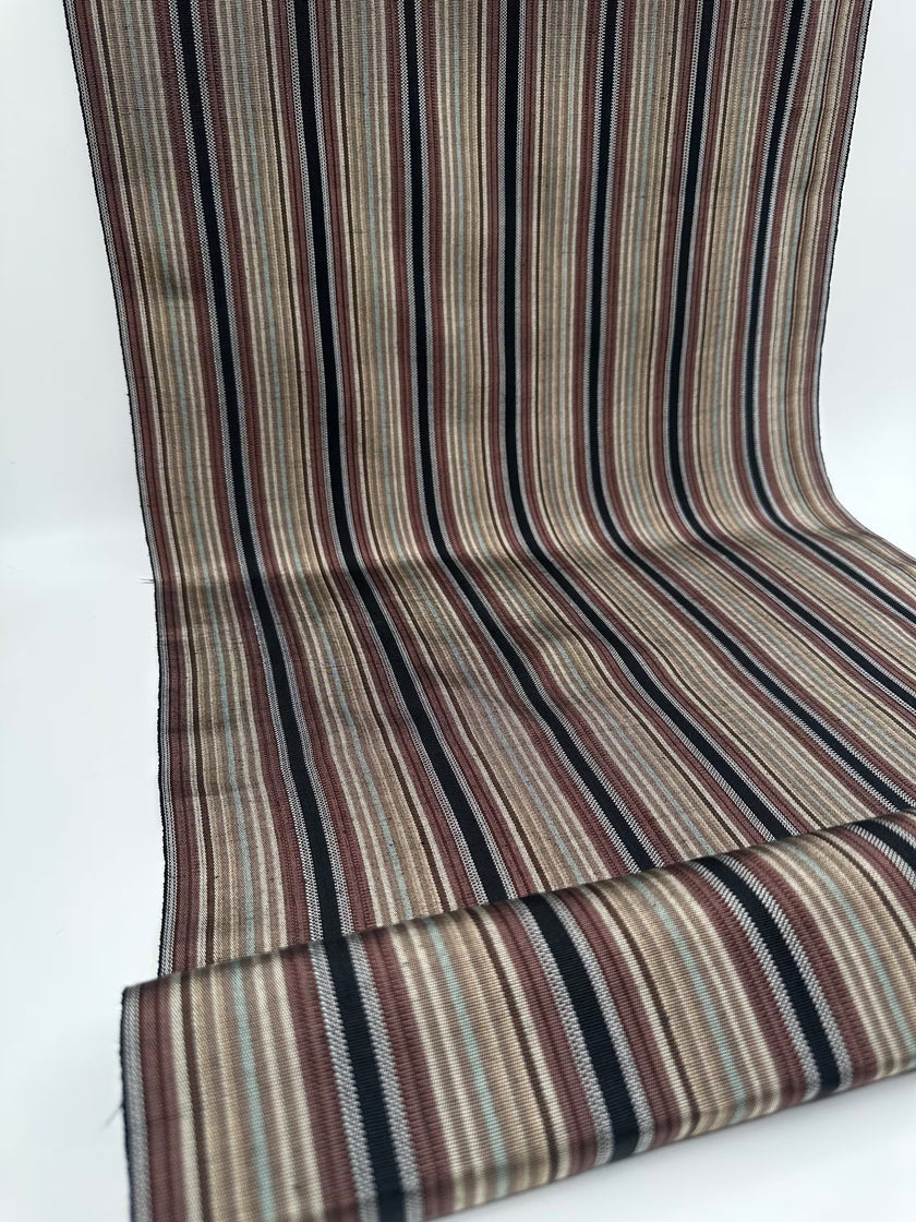 Rembourrage luxueux en soie rayé bleu bordeaux pour tête de lit ottoman, tissus d'intérieur pour textiles de maison : housses d'oreiller, motifs inspirés du kimono, motifs en filigrane.