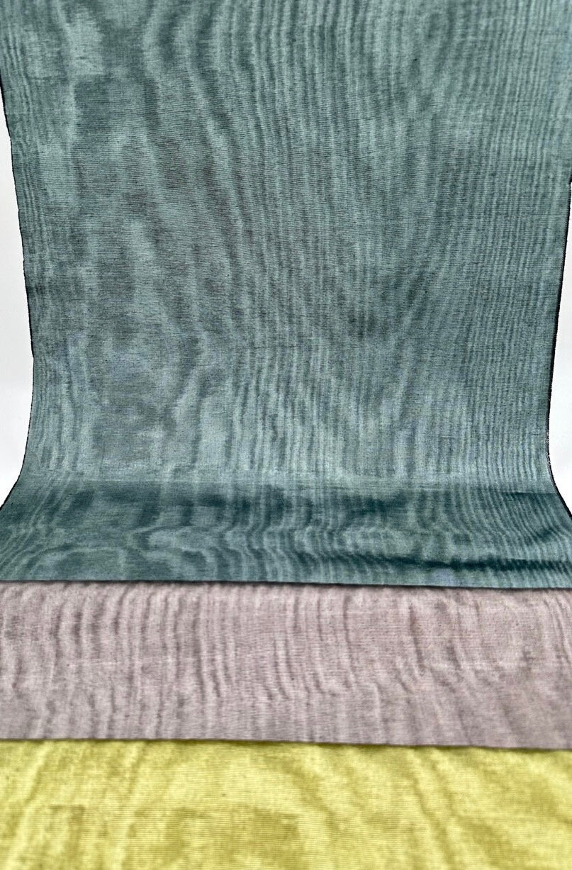 Rembourrage luxueux en soie vert sauge pour tête de lit ottoman, tissus d'intérieur pour textiles de maison : housses d'oreiller, motifs inspirés du kimono, motifs en filigrane.