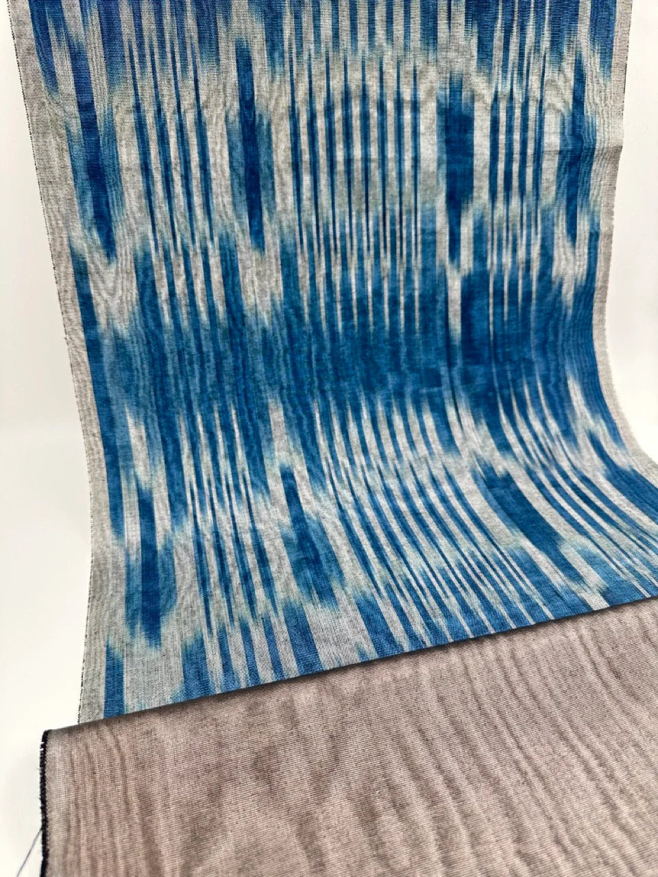 Rembourrage luxueux en soie à rayures Ikat bleues pour tête de lit ottoman, tissus d'intérieur pour textiles de maison : housses d'oreiller, motifs inspirés du kimono, motifs en filigrane.