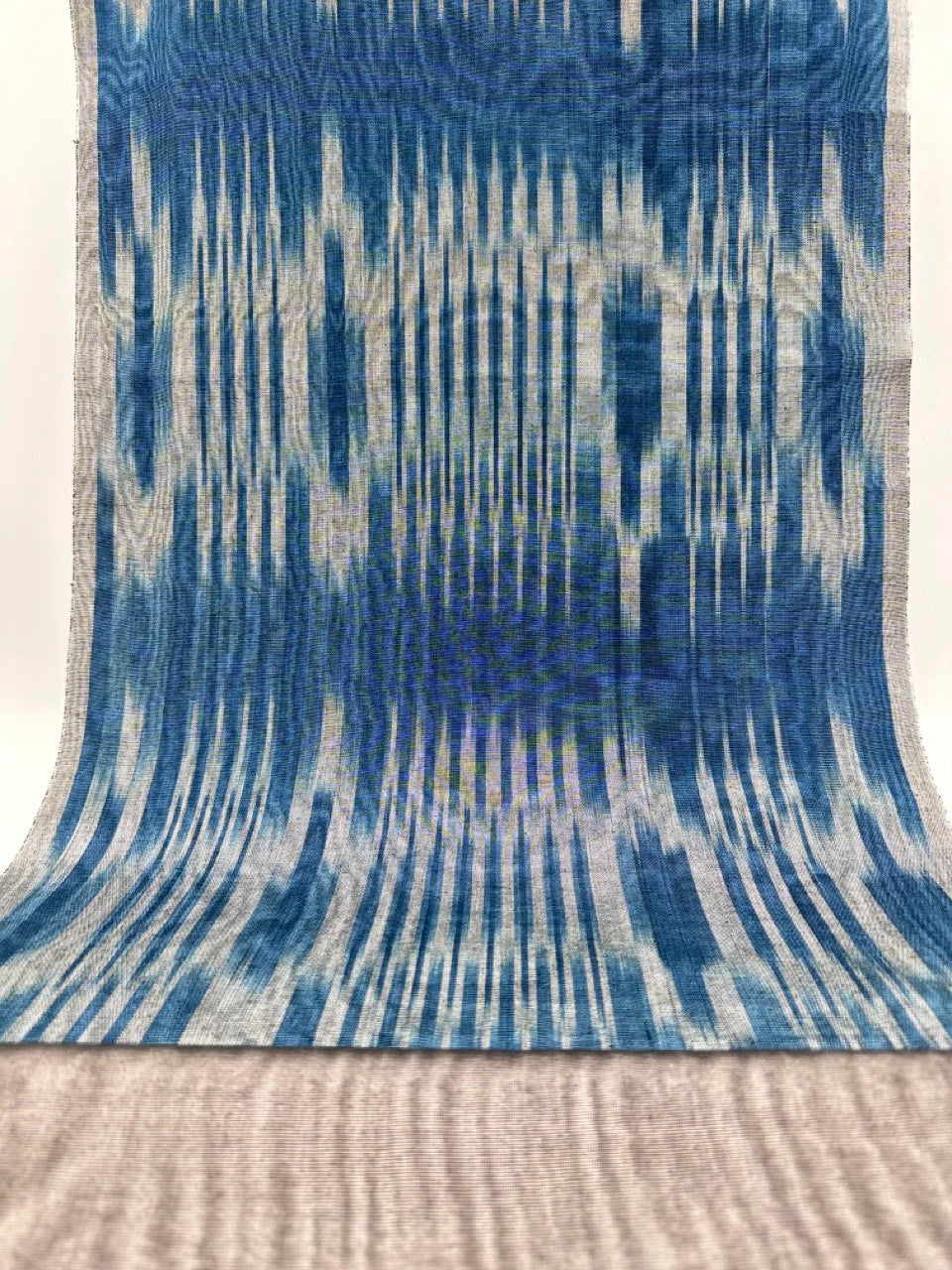 Rembourrage luxueux en soie à rayures Ikat bleues pour tête de lit ottoman, tissus d'intérieur pour textiles de maison : housses d'oreiller, motifs inspirés du kimono, motifs en filigrane.