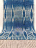 Rembourrage luxueux en soie à rayures Ikat bleues pour tête de lit ottoman, tissus d'intérieur pour textiles de maison : housses d'oreiller, motifs inspirés du kimono, motifs en filigrane.