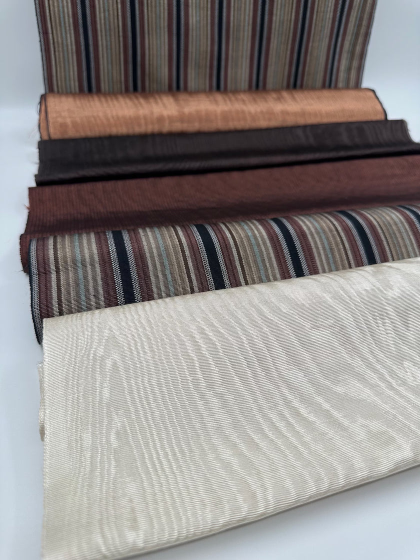 Rembourrage luxueux en soie rayé bleu bordeaux pour tête de lit ottoman, tissus d'intérieur pour textiles de maison : housses d'oreiller, motifs inspirés du kimono, motifs en filigrane.