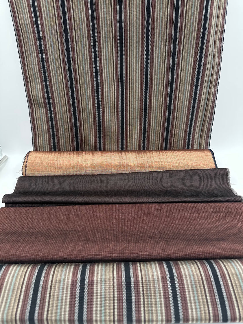 Rembourrage luxueux en soie rayé bleu bordeaux pour tête de lit ottoman, tissus d'intérieur pour textiles de maison : housses d'oreiller, motifs inspirés du kimono, motifs en filigrane.