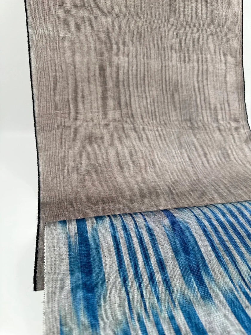 Rembourrage luxueux en soie gris argenté pour tête de lit ottoman, tissus d'intérieur pour textiles de maison : housses d'oreiller, motifs inspirés du kimono, motifs en filigrane.