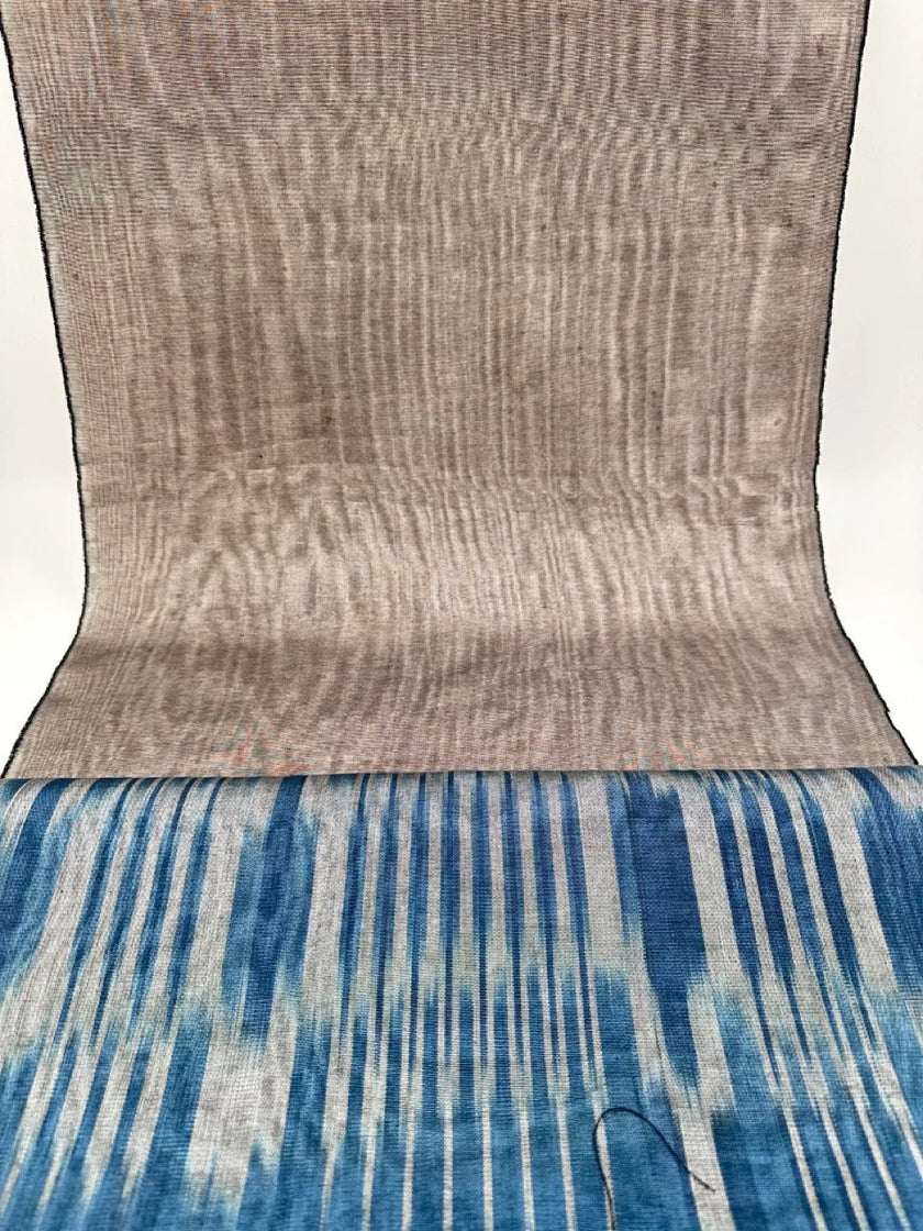 Rembourrage luxueux en soie gris argenté pour tête de lit ottoman, tissus d'intérieur pour textiles de maison : housses d'oreiller, motifs inspirés du kimono, motifs en filigrane.