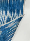 Rembourrage luxueux en soie à rayures Ikat bleues pour tête de lit ottoman, tissus d'intérieur pour textiles de maison : housses d'oreiller, motifs inspirés du kimono, motifs en filigrane.