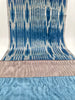 Rembourrage luxueux en soie à rayures Ikat bleues pour tête de lit ottoman, tissus d'intérieur pour textiles de maison : housses d'oreiller, motifs inspirés du kimono, motifs en filigrane.