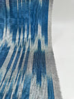 Rembourrage luxueux en soie à rayures Ikat bleues pour tête de lit ottoman, tissus d'intérieur pour textiles de maison : housses d'oreiller, motifs inspirés du kimono, motifs en filigrane.