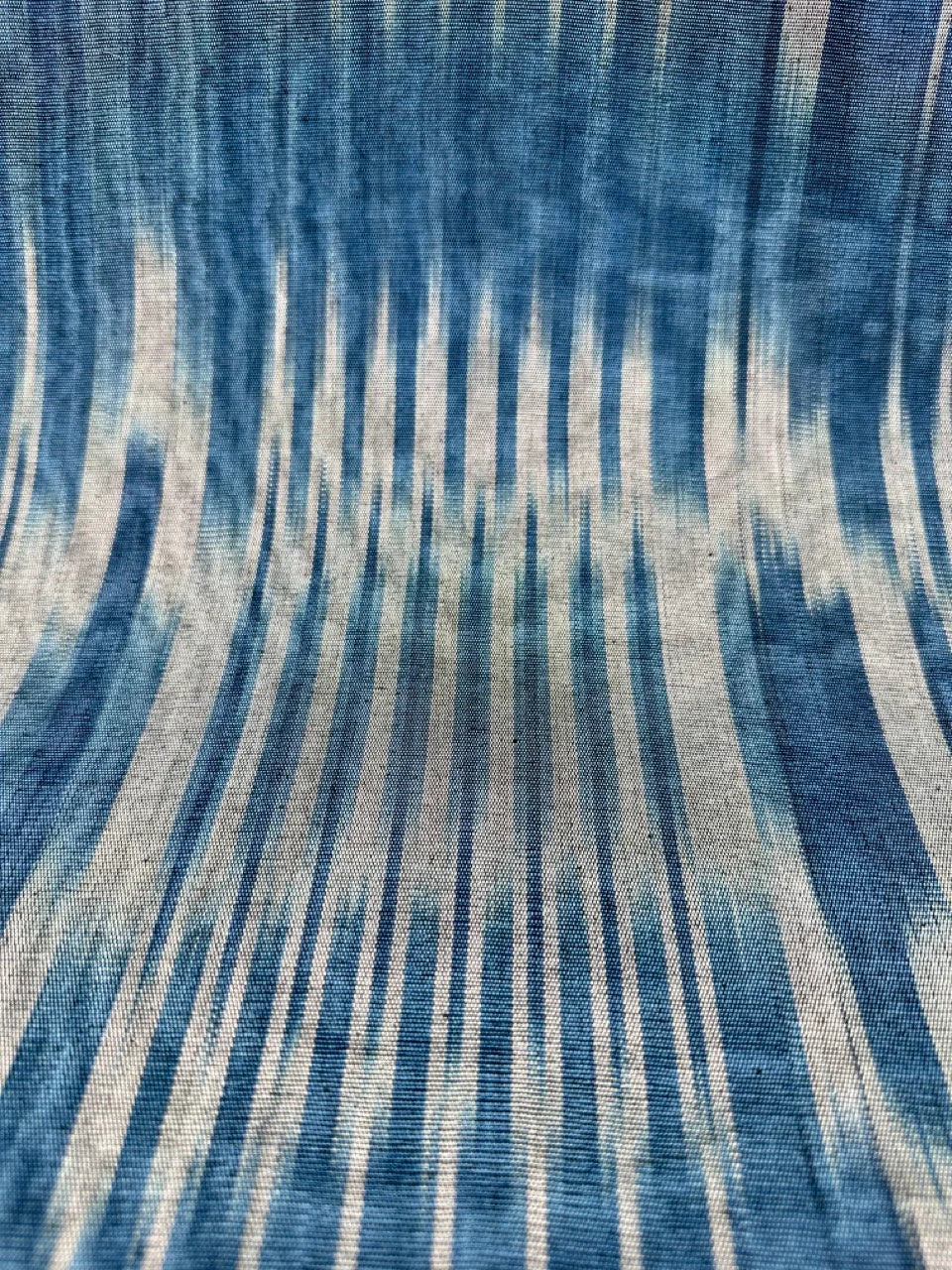 Rembourrage luxueux en soie à rayures Ikat bleues pour tête de lit ottoman, tissus d'intérieur pour textiles de maison : housses d'oreiller, motifs inspirés du kimono, motifs en filigrane.
