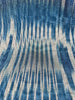 Rembourrage luxueux en soie à rayures Ikat bleues pour tête de lit ottoman, tissus d'intérieur pour textiles de maison : housses d'oreiller, motifs inspirés du kimono, motifs en filigrane.