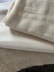 Tissu de gaze froissé de couleur ivoire neutre non blanchi, tissu Sile. Tissu Sile.