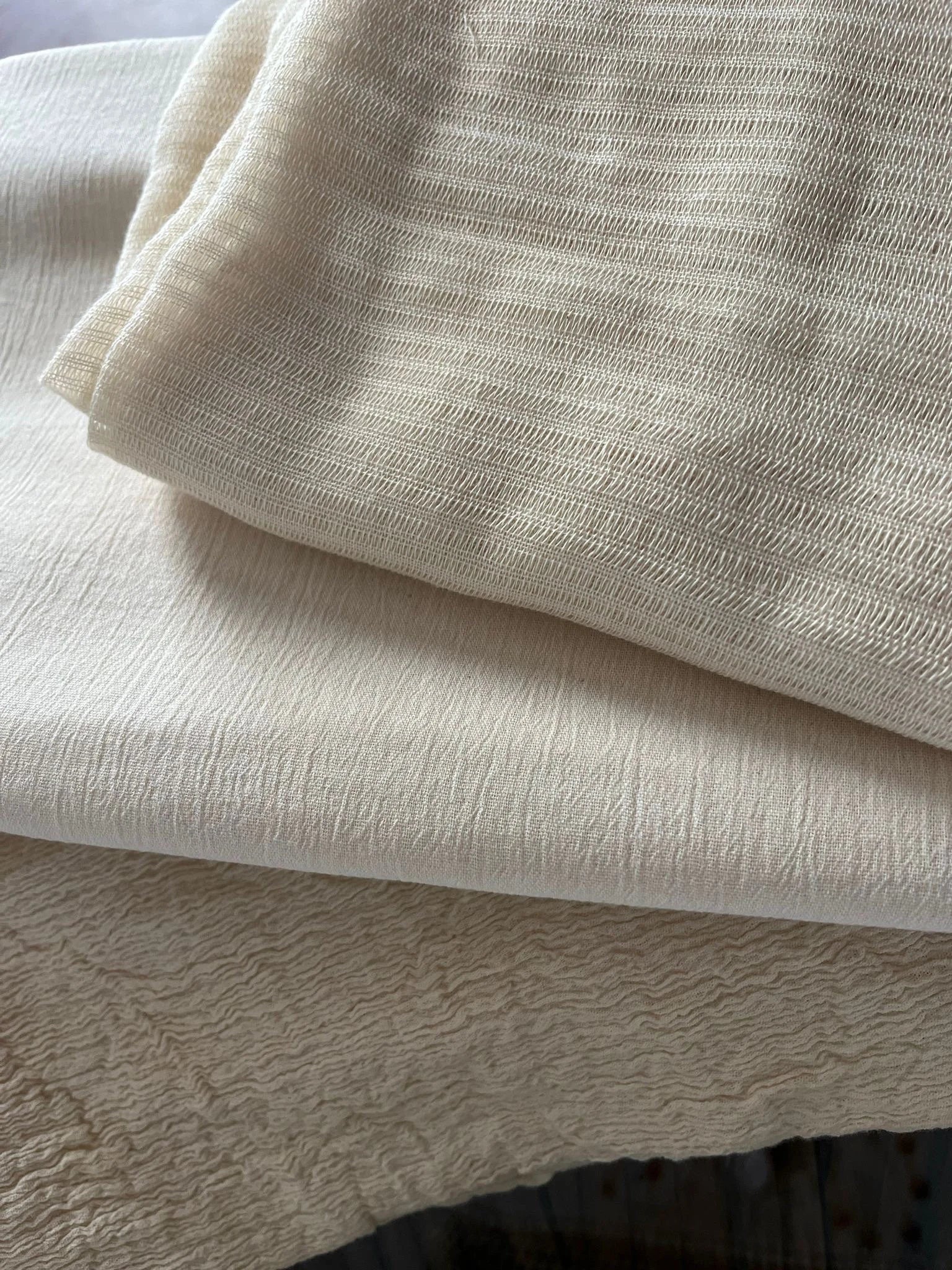 Tissu de gaze froissé de couleur ivoire neutre non blanchi, tissu Sile. Tissu Sile.