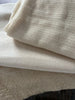 Tissu de gaze froissé de couleur ivoire neutre non blanchi, tissu Sile. Tissu Sile.