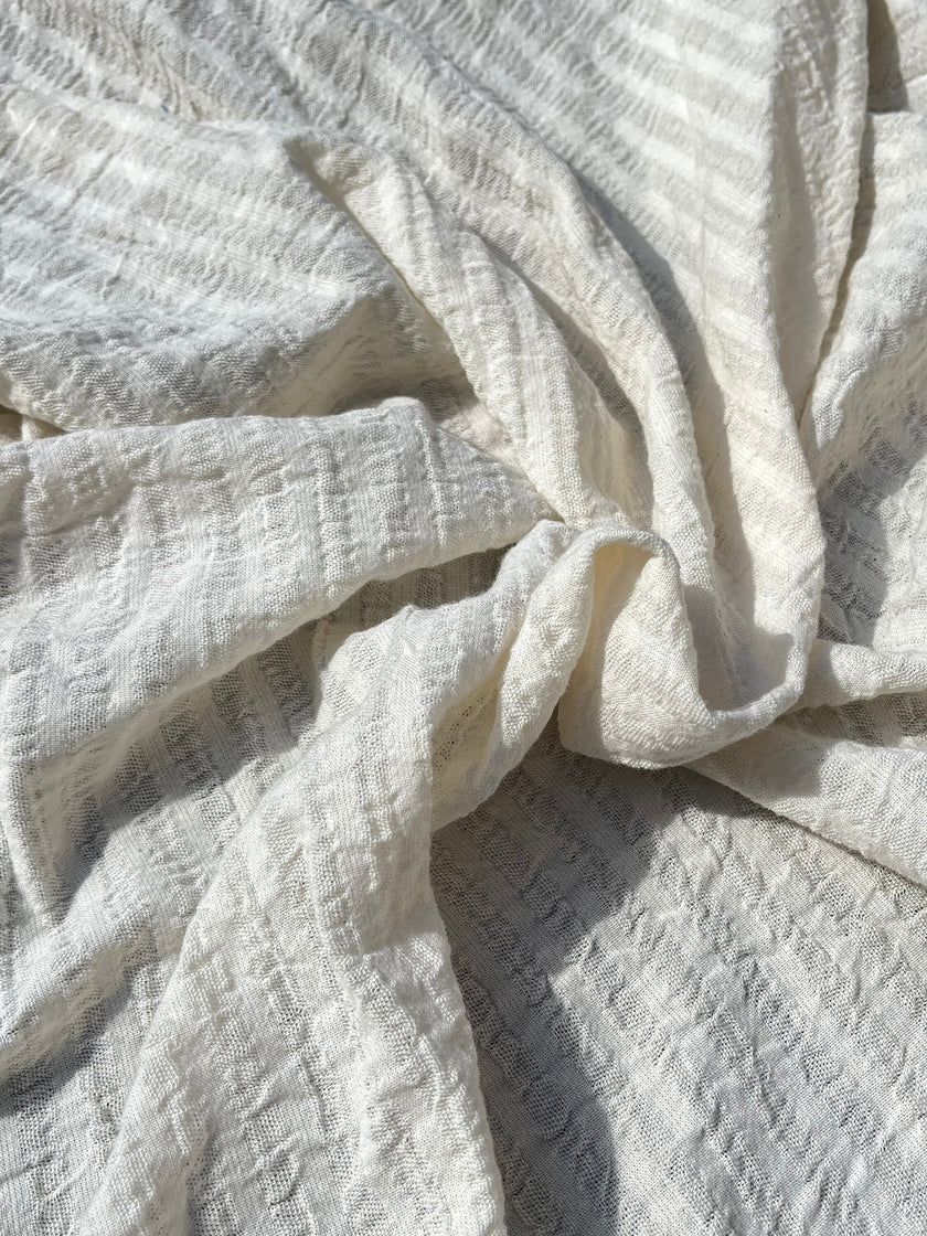 Metre ile Kırışık Yumuşatılmış Keten Pamuklu Kumaş/ Beyaz Çizgili Ağartılmamış Yüzey.