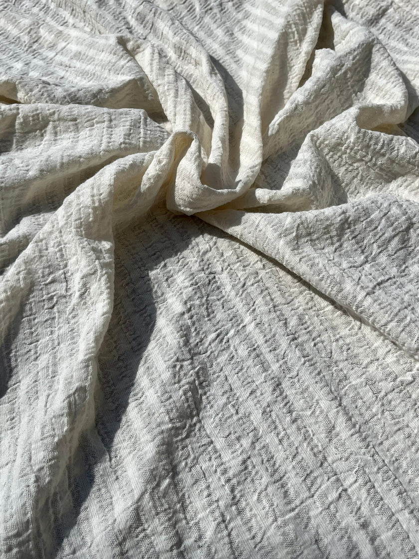 Metre ile Kırışık Yumuşatılmış Keten Pamuklu Kumaş/ Beyaz Çizgili Ağartılmamış Yüzey.