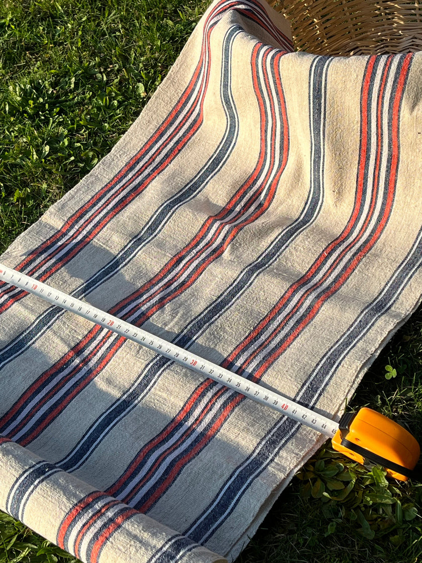 Lin rustique à tic-tac étroit avec rayures rouges bleu indigo, décor de ferme en lin vintage, tissu antique des années 60.