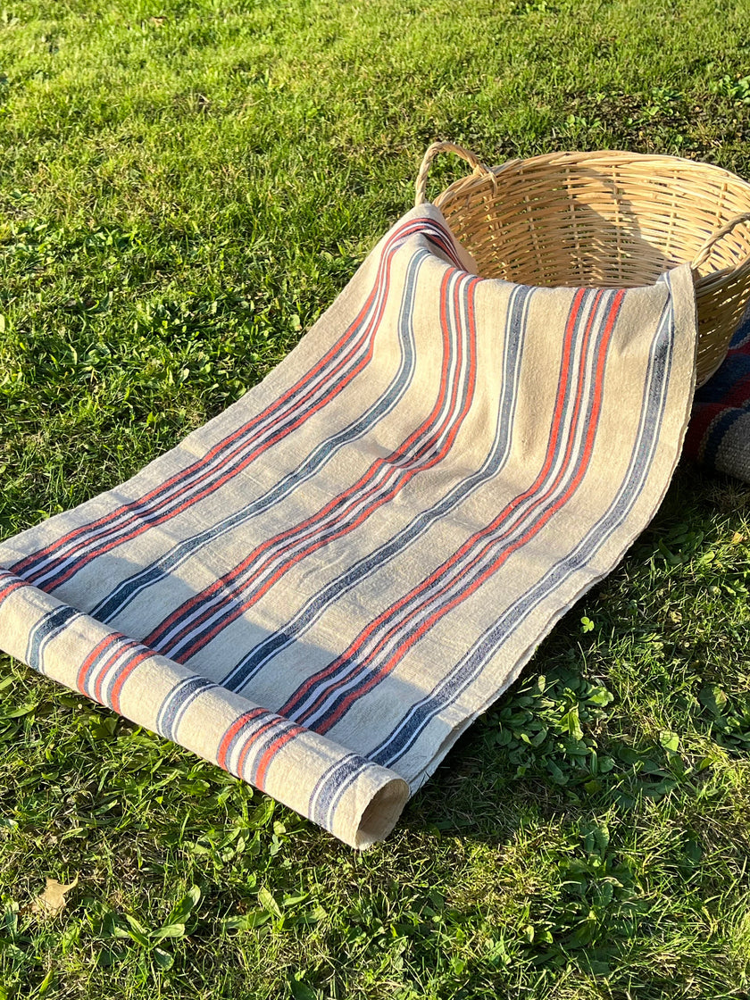 Lin rustique à tic-tac étroit avec rayures rouges bleu indigo, décor de ferme en lin vintage, tissu antique des années 60.