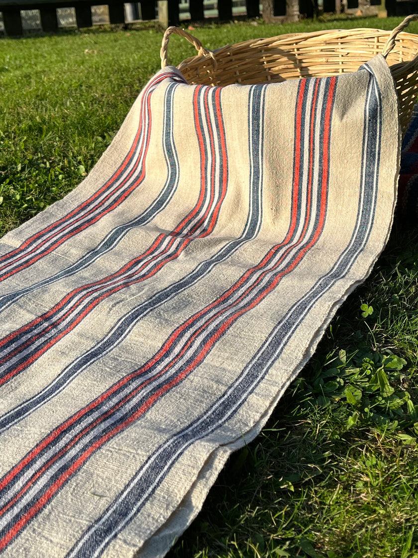 Lin rustique à tic-tac étroit avec rayures rouges bleu indigo, décor de ferme en lin vintage, tissu antique des années 60.