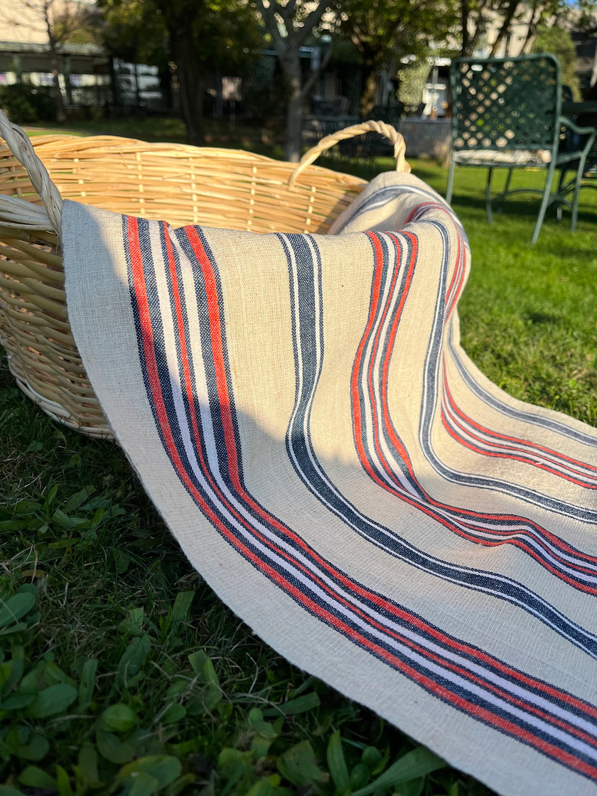 Lin rustique à tic-tac étroit avec rayures rouges bleu indigo, décor de ferme en lin vintage, tissu antique des années 60.