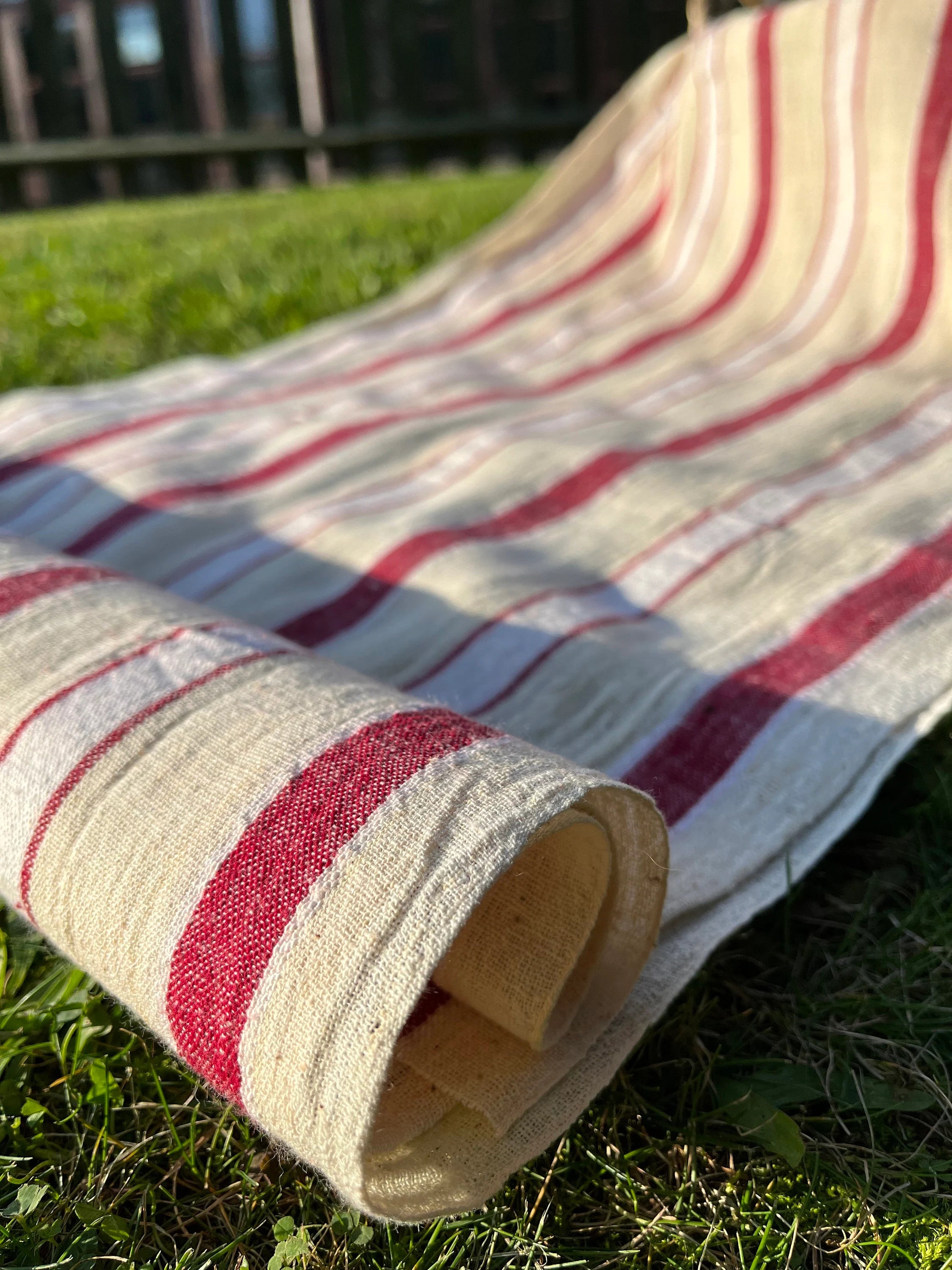 Kırmızı Beyaz Çizgili Rustik Dar Keten, Vintage Keten Çiftlik Evi Dekoru, 60'lardan Antika Kumaş.