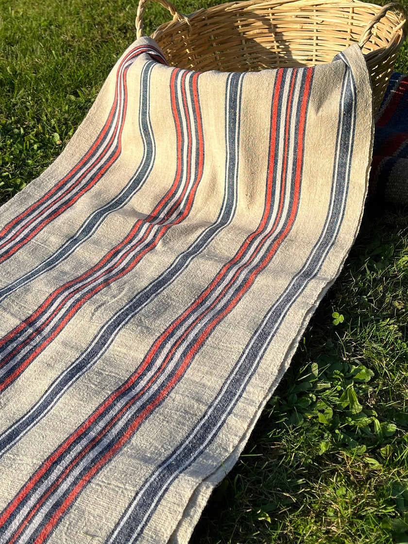 Lin rustique à tic-tac étroit avec rayures rouges bleu indigo, décor de ferme en lin vintage, tissu antique des années 60.