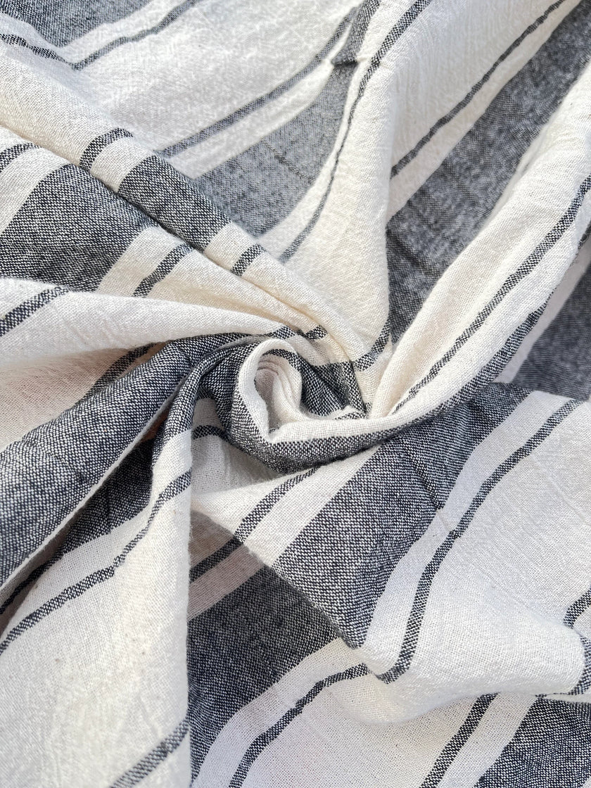 Tissu naturel en gaze de coton à rayures noires.