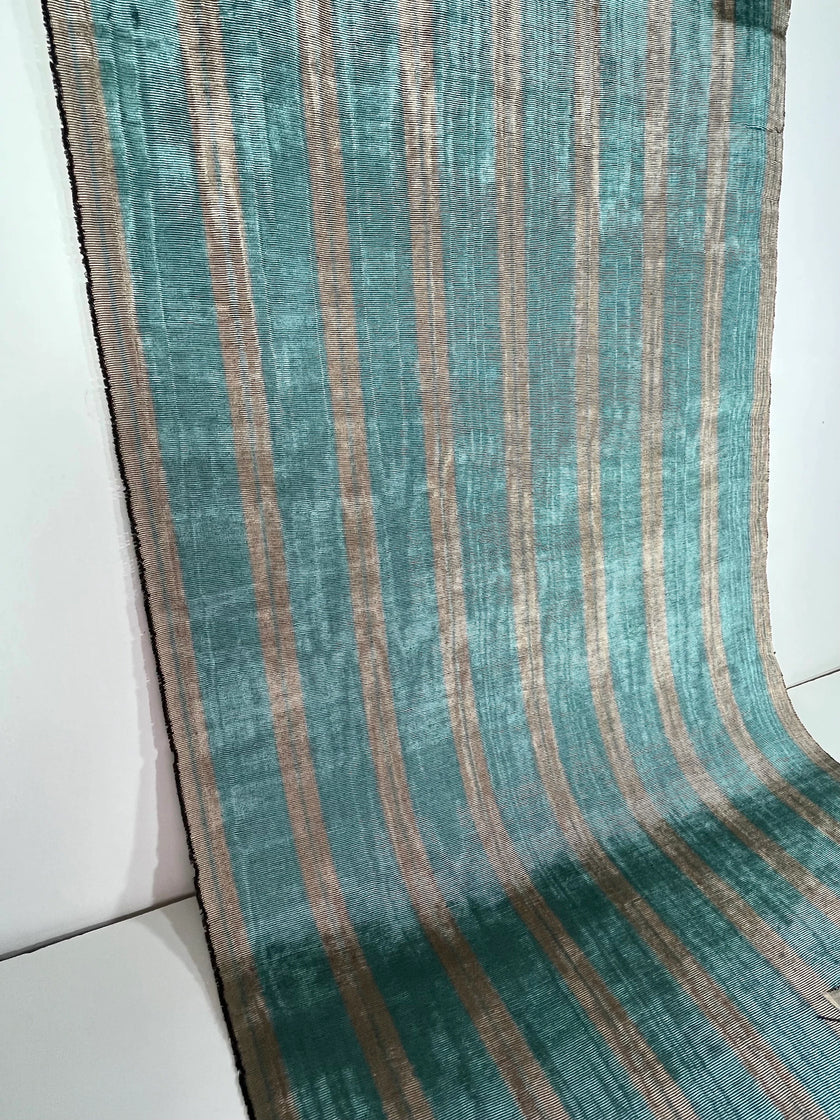 Rembourrage luxueux en soie à rayures bleu argenté pour tête de lit ottoman, tissus d'intérieur pour textiles de maison : housses d'oreiller, motifs inspirés du kimono, motifs en filigrane.