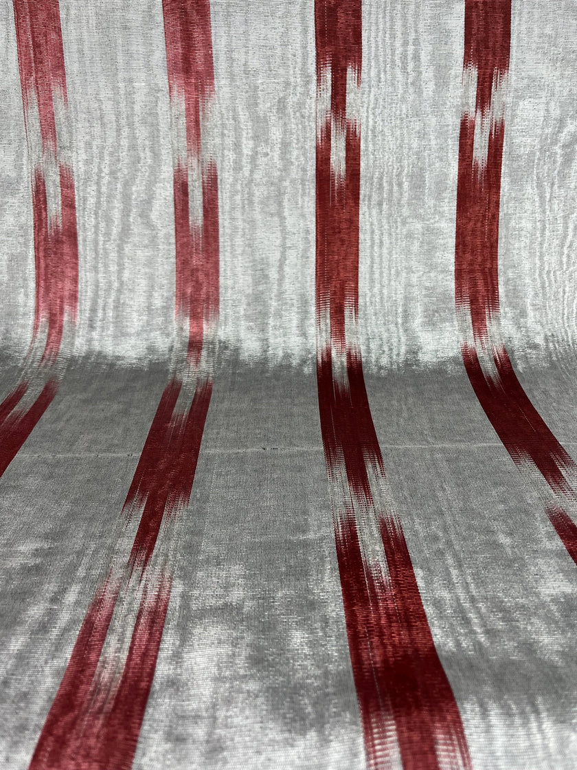 Rembourrage luxueux en soie à rayures rouges Ikat Siver pour tête de lit ottoman, tissus d'intérieur pour textiles de maison : housses d'oreiller, motifs inspirés du kimono, motifs en filigrane.