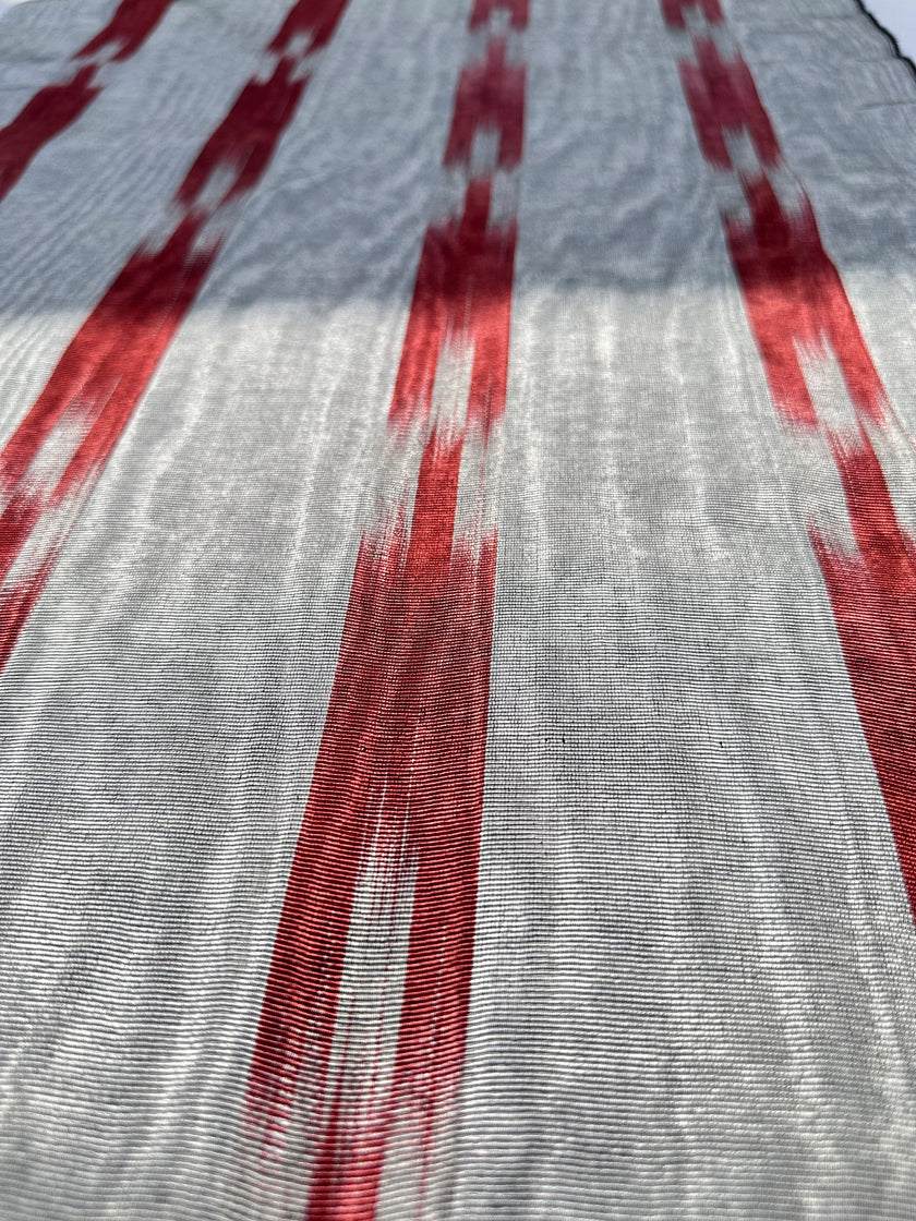 Rembourrage luxueux en soie à rayures rouges Ikat Siver pour tête de lit ottoman, tissus d'intérieur pour textiles de maison : housses d'oreiller, motifs inspirés du kimono, motifs en filigrane.