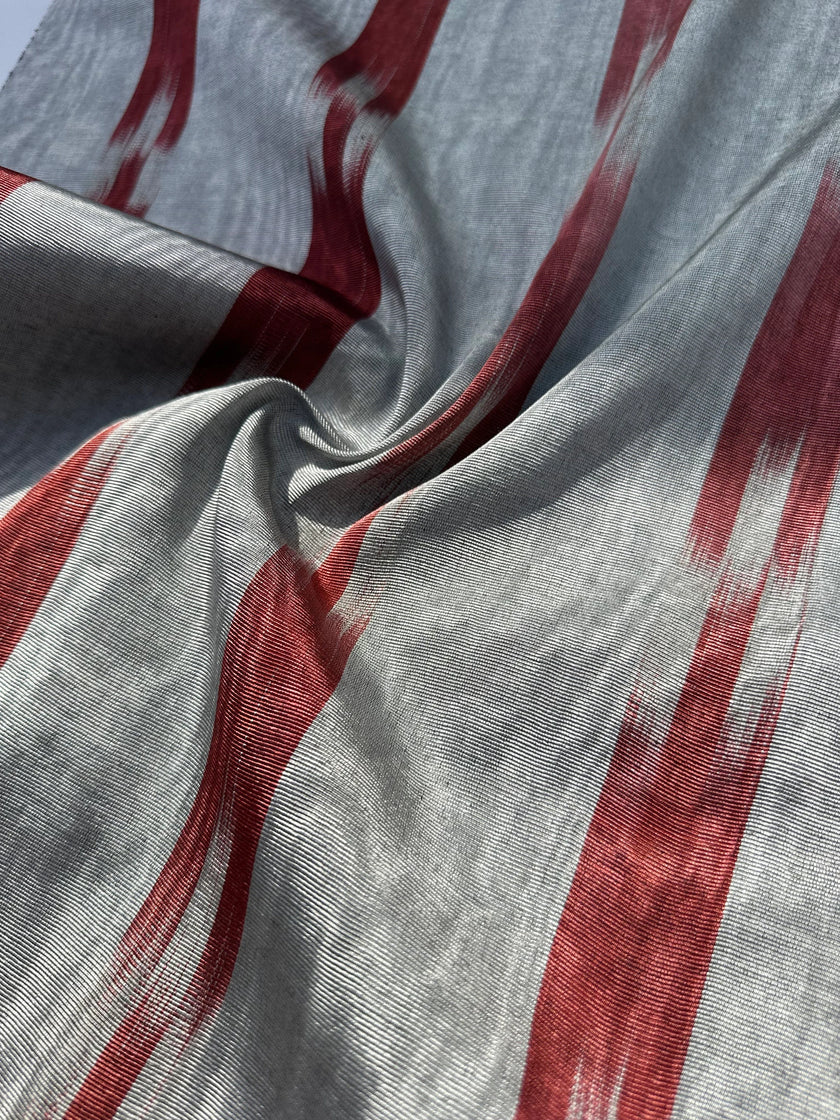 Rembourrage luxueux en soie à rayures rouges Ikat Siver pour tête de lit ottoman, tissus d'intérieur pour textiles de maison : housses d'oreiller, motifs inspirés du kimono, motifs en filigrane.